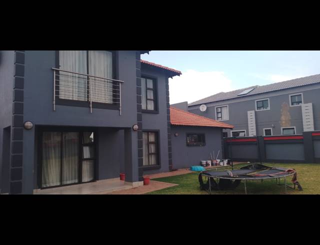 3 BEDROOM HOUSE FOR SALE IN HELDERWYK